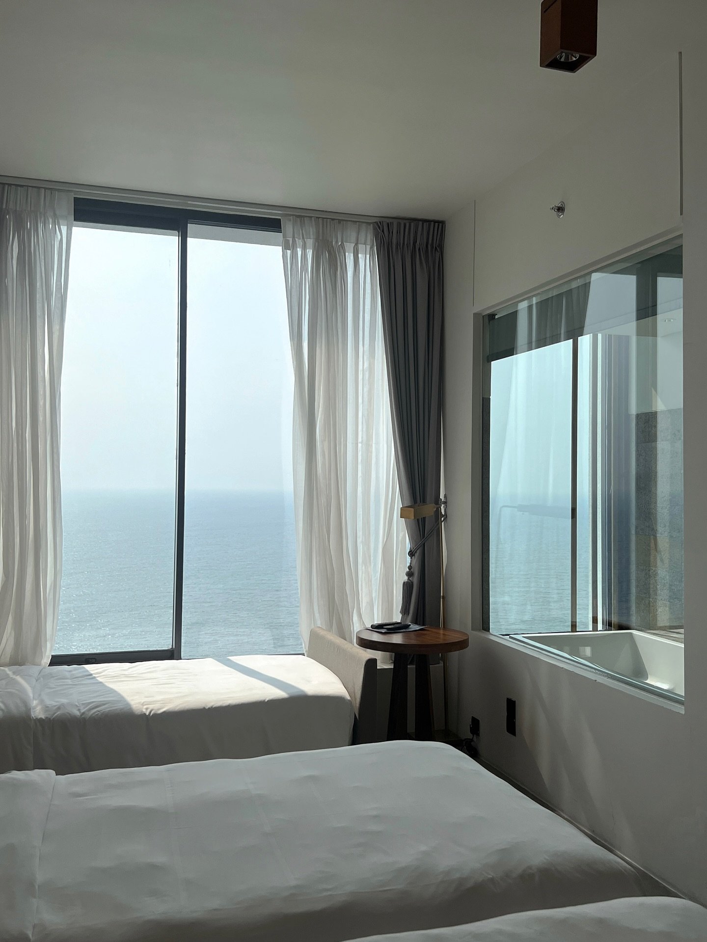 A moment for the afternoon sun in my stunning room and some solo moments exploring in colombo 🌀(still not over the bathtub view) 🛁

travel, Sri Lanka, luxury hotel, colombo, solo travel