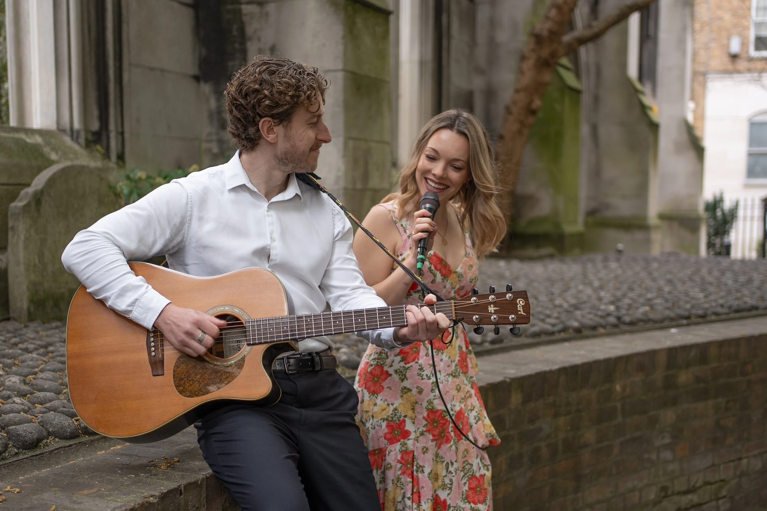Acoustic duo playing at Cotswolds countryside wedding