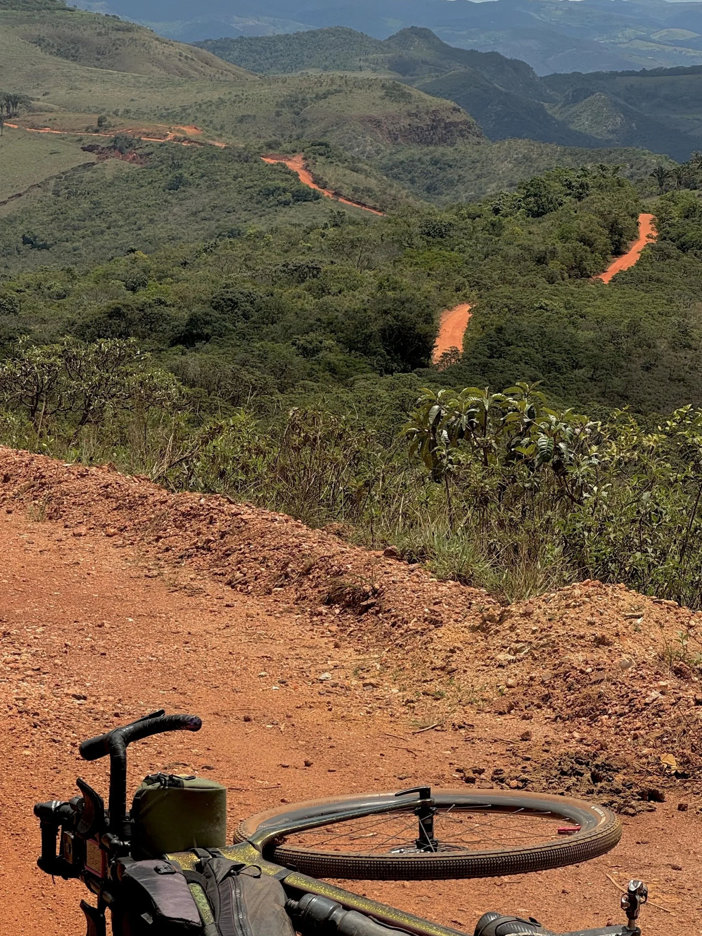 Red dirt, long climbs, and the road unwinding into Minas Gerais.
