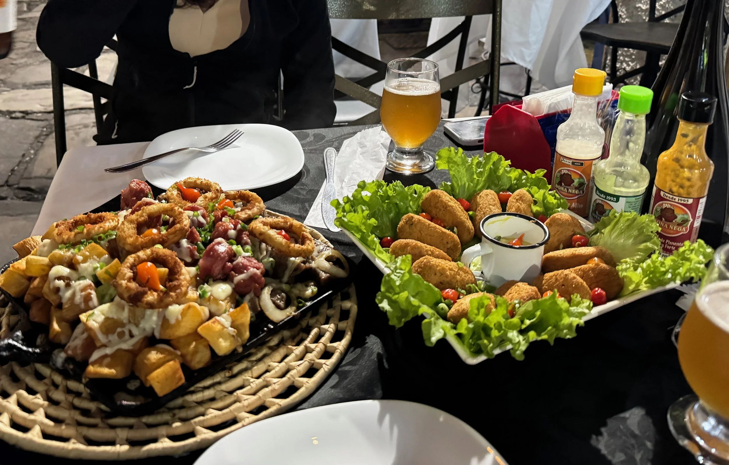Minas Gerais on a plate — queijo, linguiça, mandioca, and a cold beer.