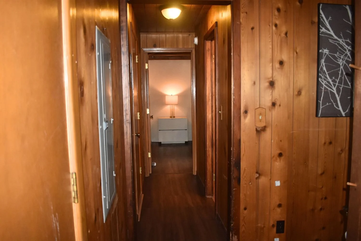 19-oregon-brookings-chetco-retreat-hallway-near-front-entrance.jpg