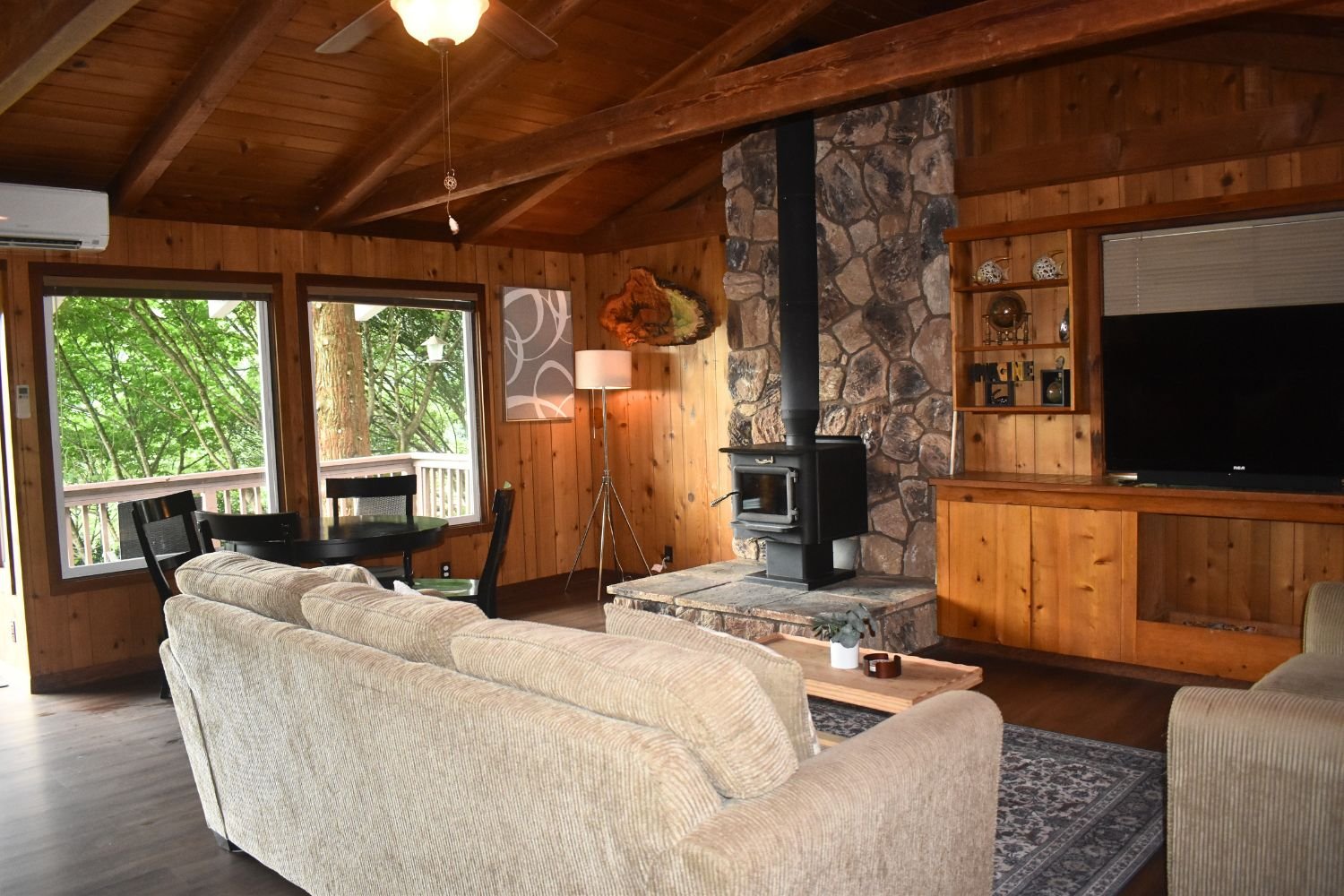 01-oregon-brookings-chetco-retreat-living-and-dining-room.jpg