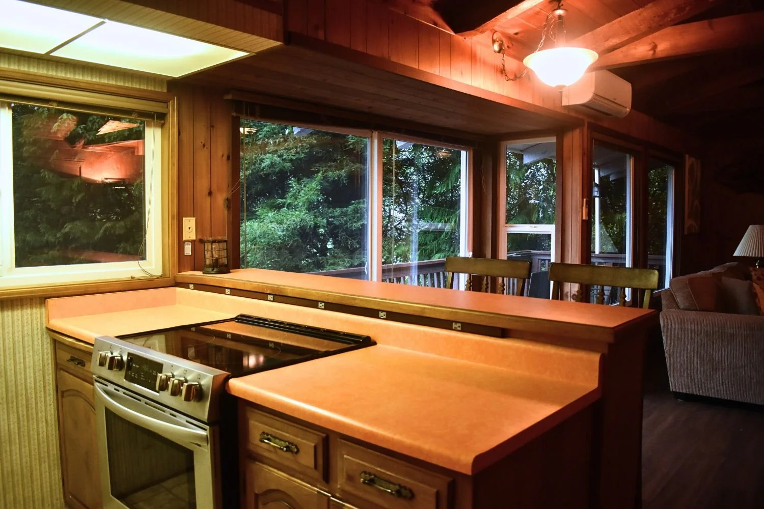 11-oregon-brookings-chetco-retreat-kitchen-stove-and-bar.jpg