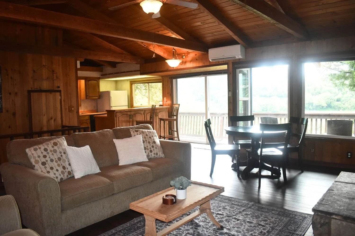 04-oregon-brookings-chetco-retreat-view-of-living-and-dining-room-and-kitchen.jpg