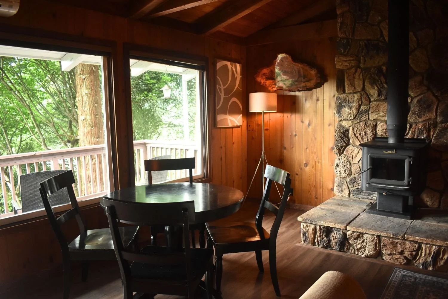 07-oregon-brookings-chetco-retreat-dining-room-and-woodstove.jpg
