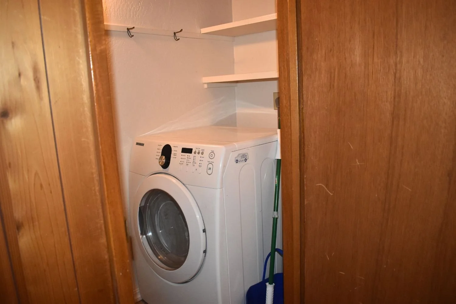23-oregon-brookings-chetco-retreat-hallway-closet-with-clothes-dryer.jpg