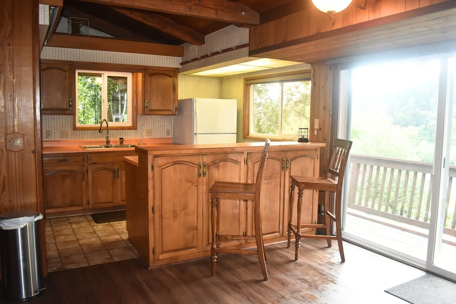 09-oregon-brookings-chetco-retreat-kitchen-and-bar-seating.jpg
