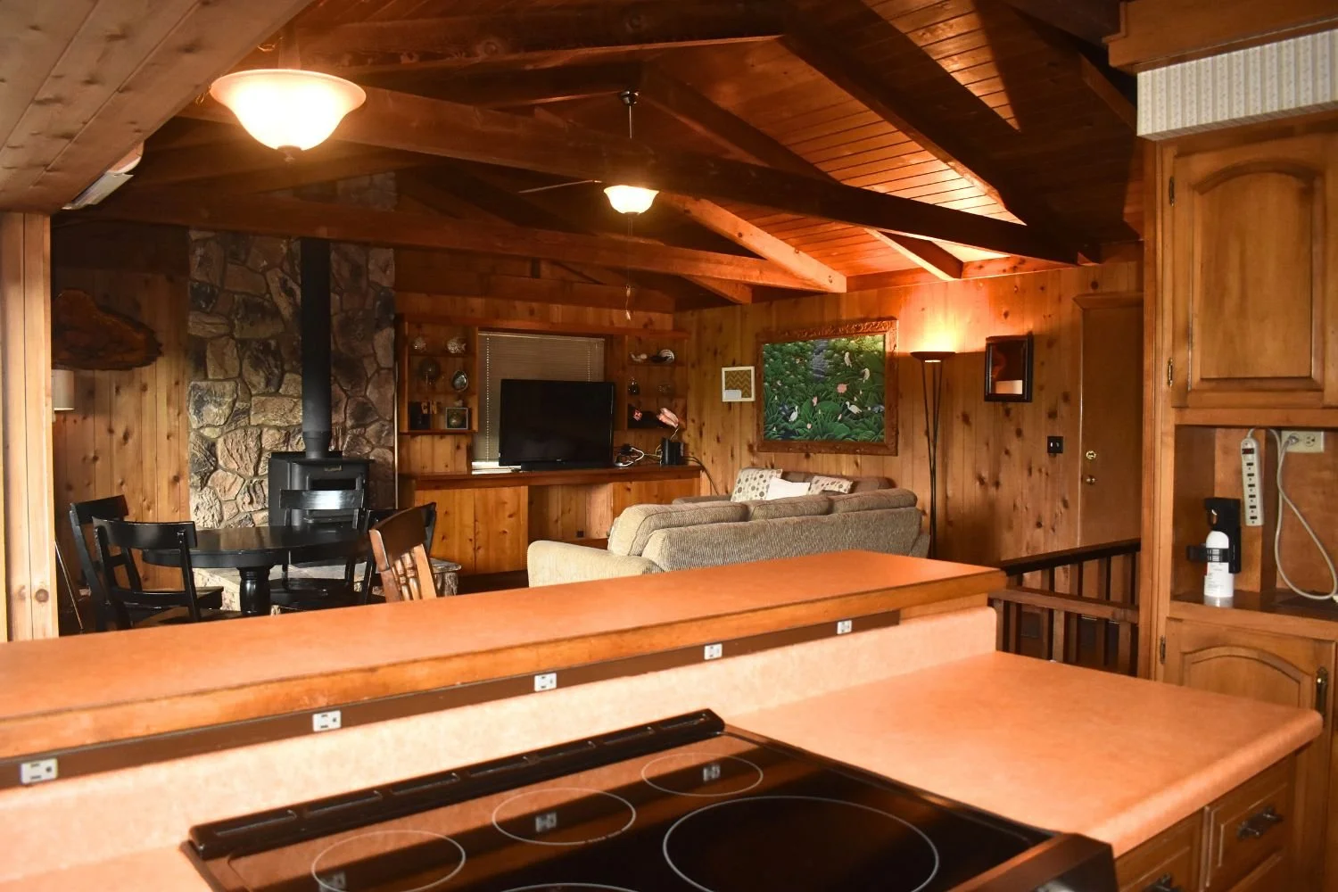 08-oregon-brookings-chetco-retreat-front-room-view-from-kitchen.jpg