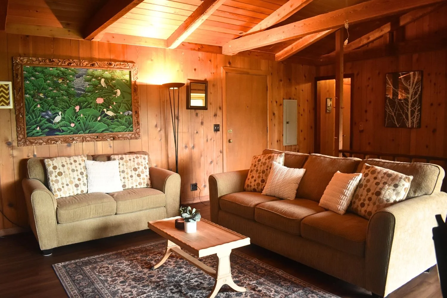 02-oregon-brookings-chetco-retreat-living-room-and-front-entrance.jpg