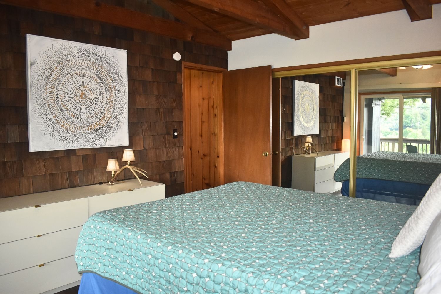 15-oregon-brookings-chetco-retreat-view-of-bedroom-entrance-and-closet.jpg