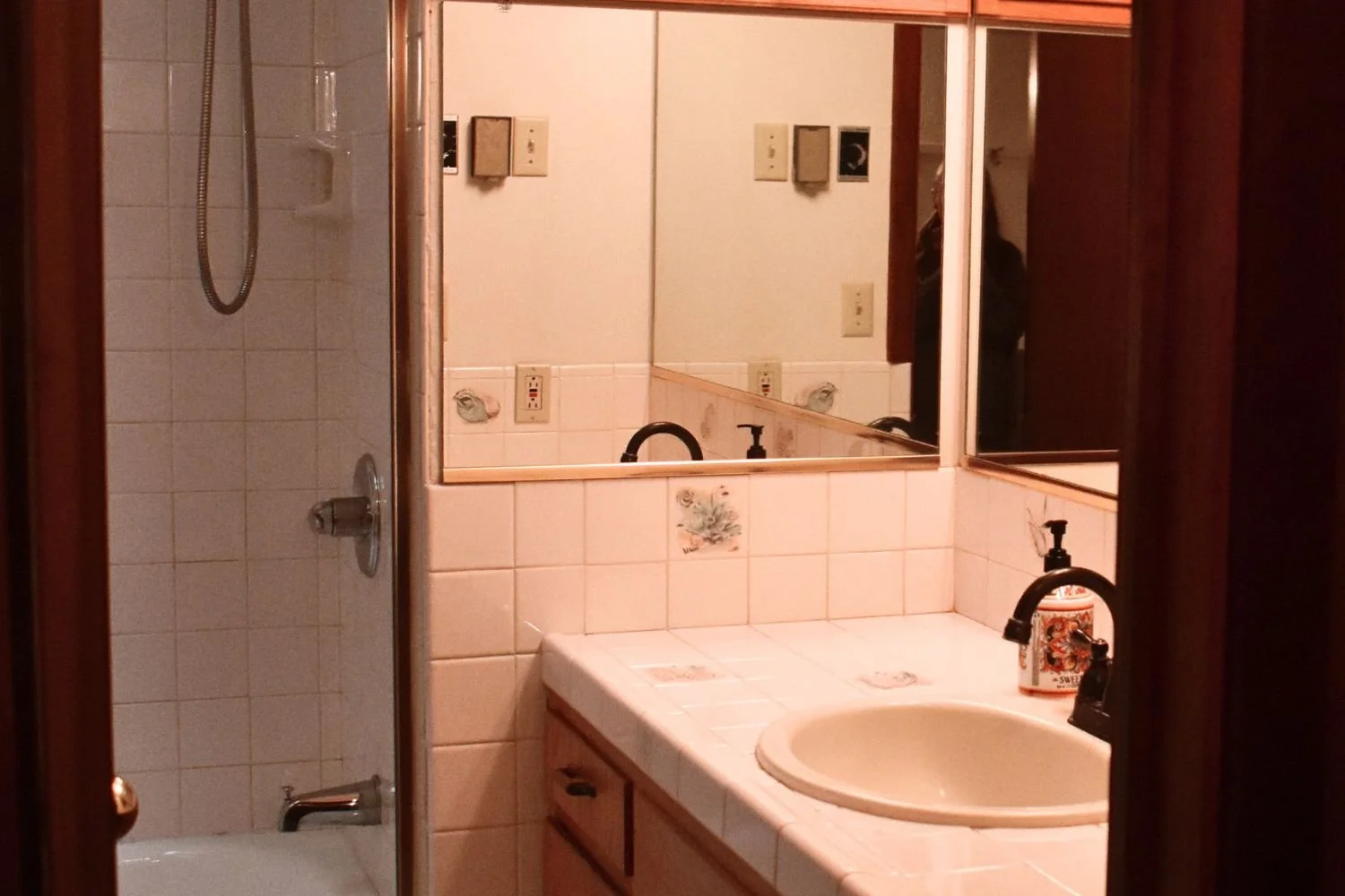 20-oregon-brookings-chetco-retreat-bathroom-entrance-view.jpg