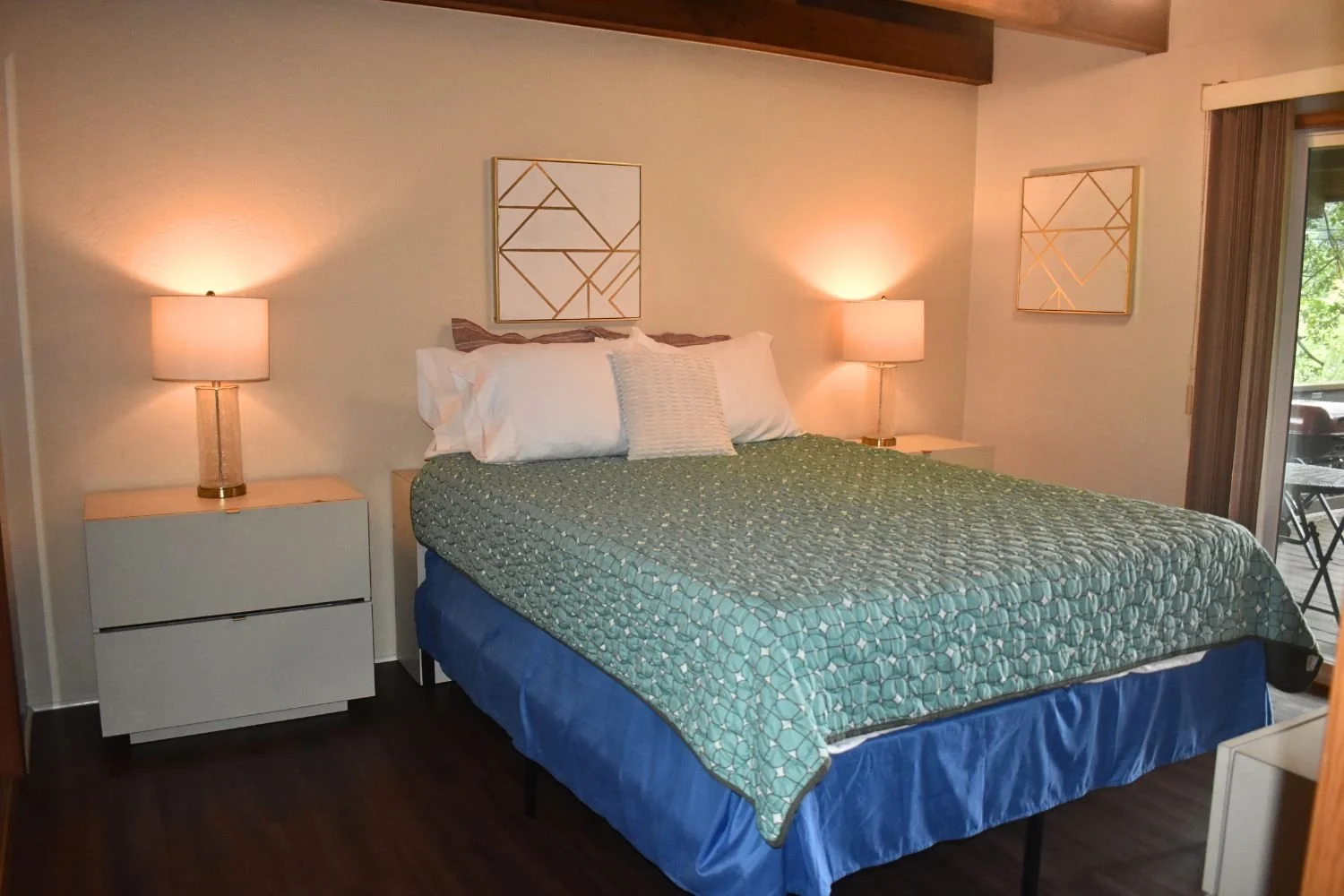 12-oregon-brookings-chetco-retreat-bedroom-entrance-view.jpg