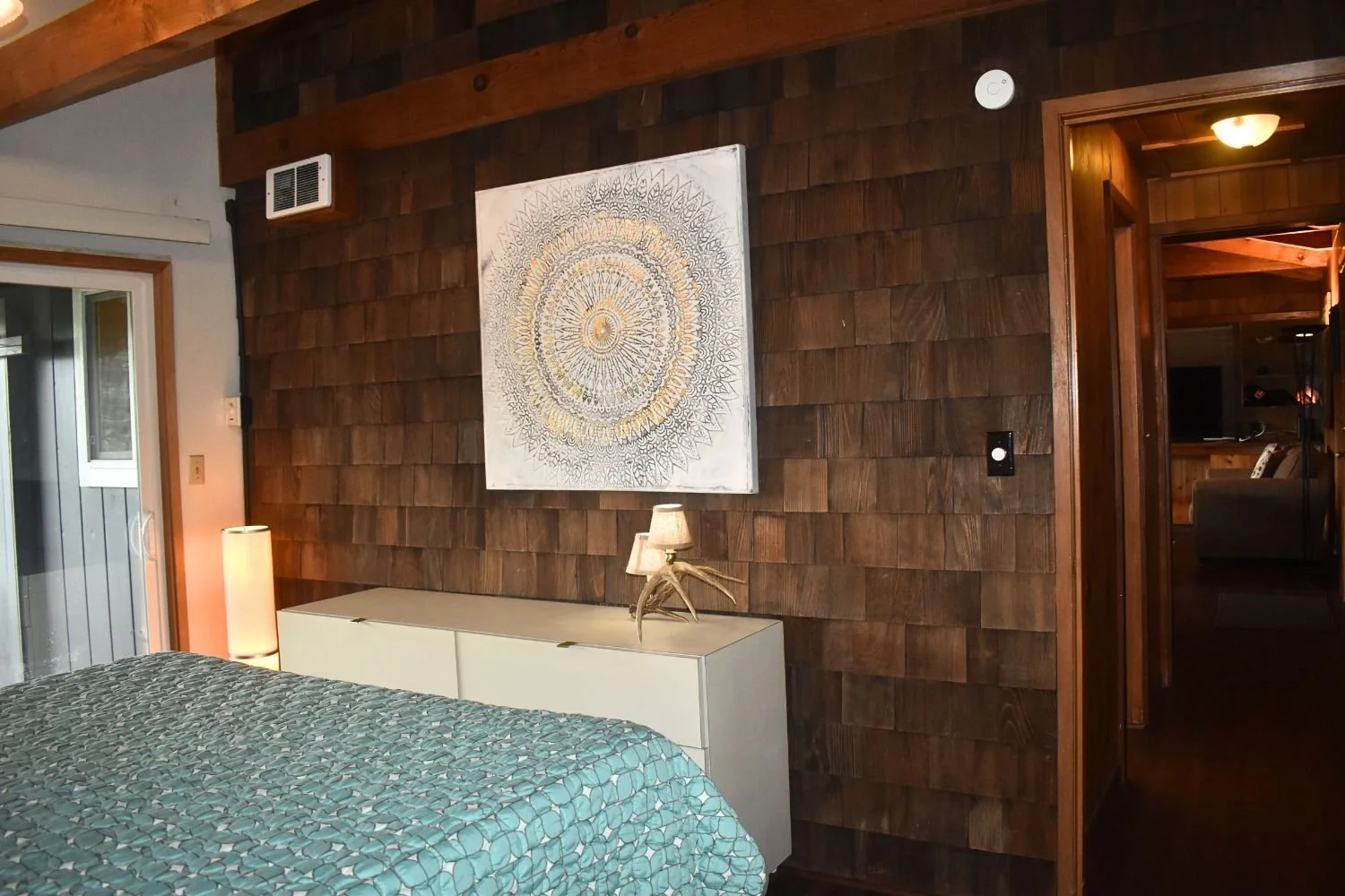 14-oregon-brookings-chetco-retreat-bedroom-indoor-entrance-and-exterior-deck-entrance.jpg