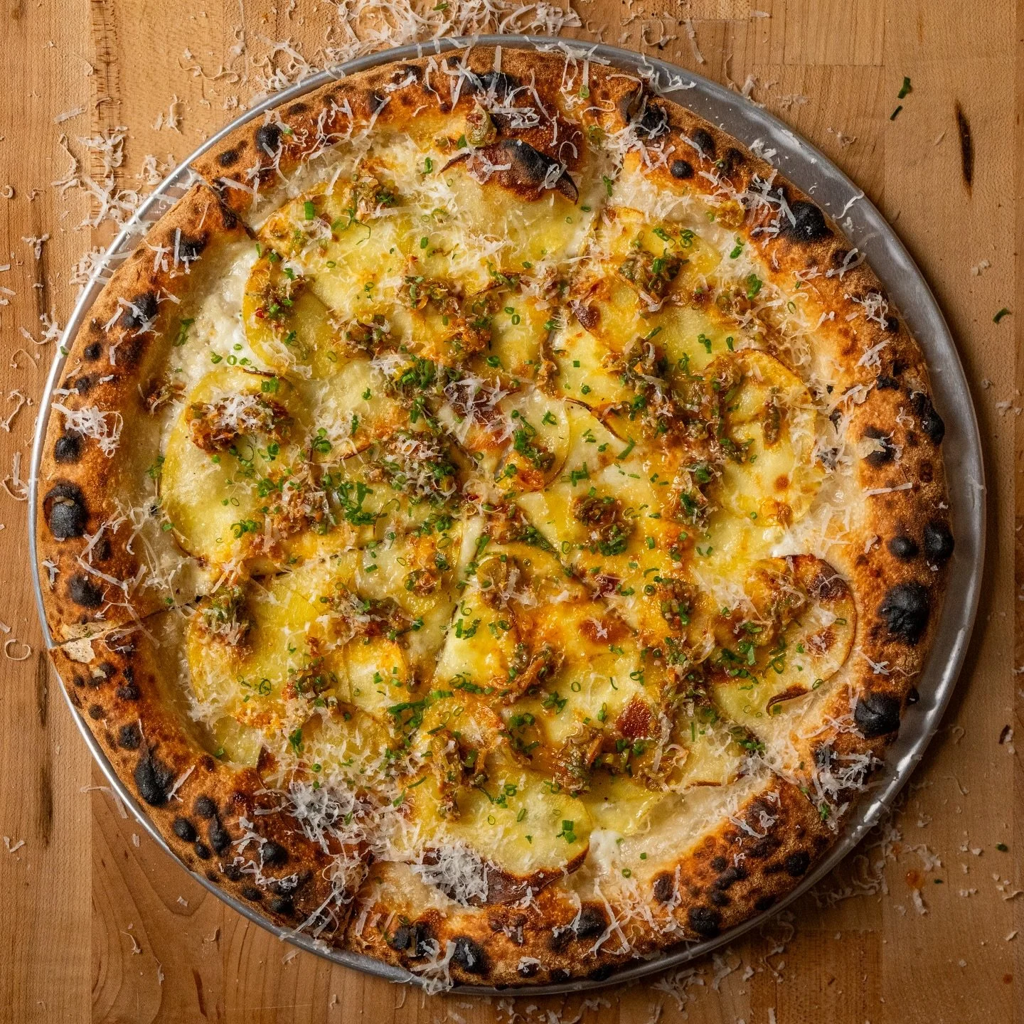 Potato Pie 💥

00% Reinforced Flour (@centralmilling)| 63% Hydration (CA tap water 😏) | 10% Starter | 3% Salt (@diamondcrystalsalt) | 3% Olive Oil (@getgraza)

- Creme Fraiche
- Fresh Mozz
- Fontina
- Guillotined Potatoes - Chili Crisp/Scallion/Pres
