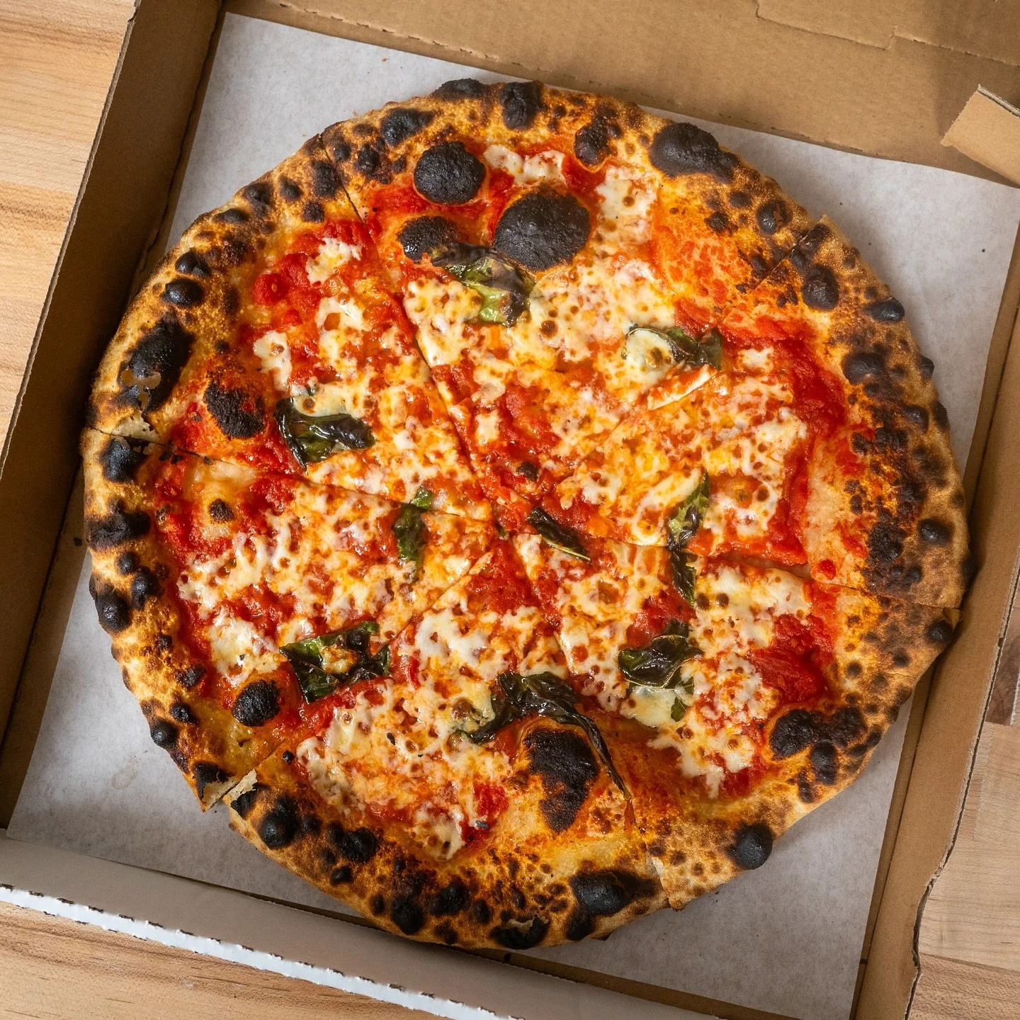 Margherita Pizza 💥

100% 00 Reinforced Flour (@centralmilling)| 65% Hydration (CA tap water 😏) | 10% Starter | 3% Salt (@diamondcrystalsalt) | 3% Olive Oil (@getgraza)

- Tomato (@stanislaustomatoes)
- Basil
- Fresh Mozz (@belgioiosocheese)
- Olive