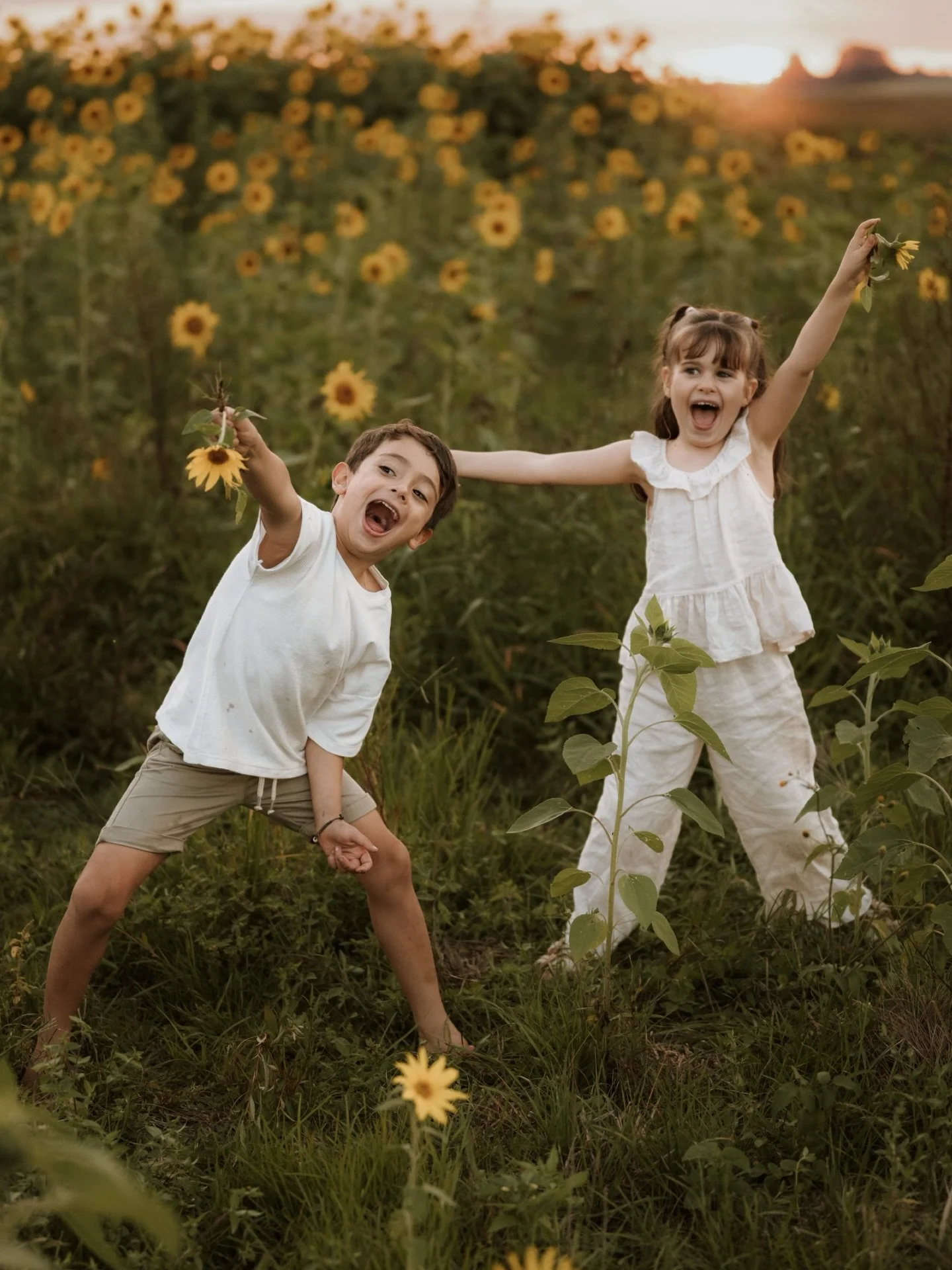 When your daughter decides she&rsquo;s the guest of honor at her aunt&rsquo;s photoshoot... 🌻✨

This was supposed to be a session just for my sister&rsquo;s family, but my daughter clearly didn&rsquo;t get the memo! She decided the sunflowers were t