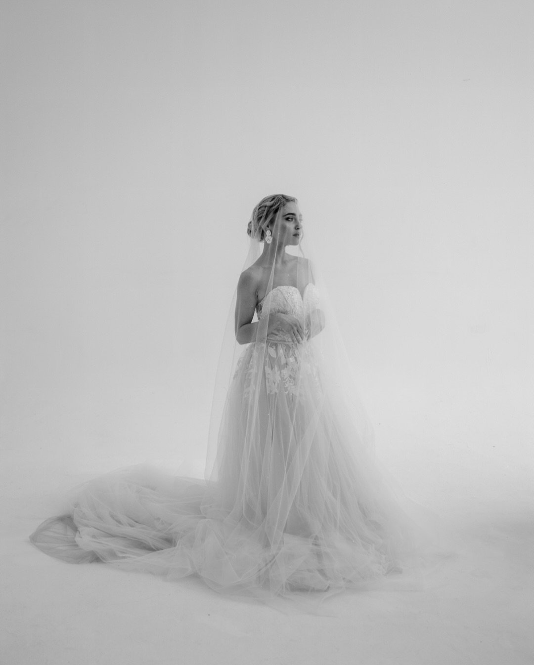 A study in elegance. 🕊️ Modern silhouettes, timeless grace, and a gown that tells its own story. 

Photographer: @fernandakingweddings 
Workshop Host @charlottewiseeducation
Make Up by @makeup_bykatie
Hair by @cindytreats4hair
Dresses @littlelondonb