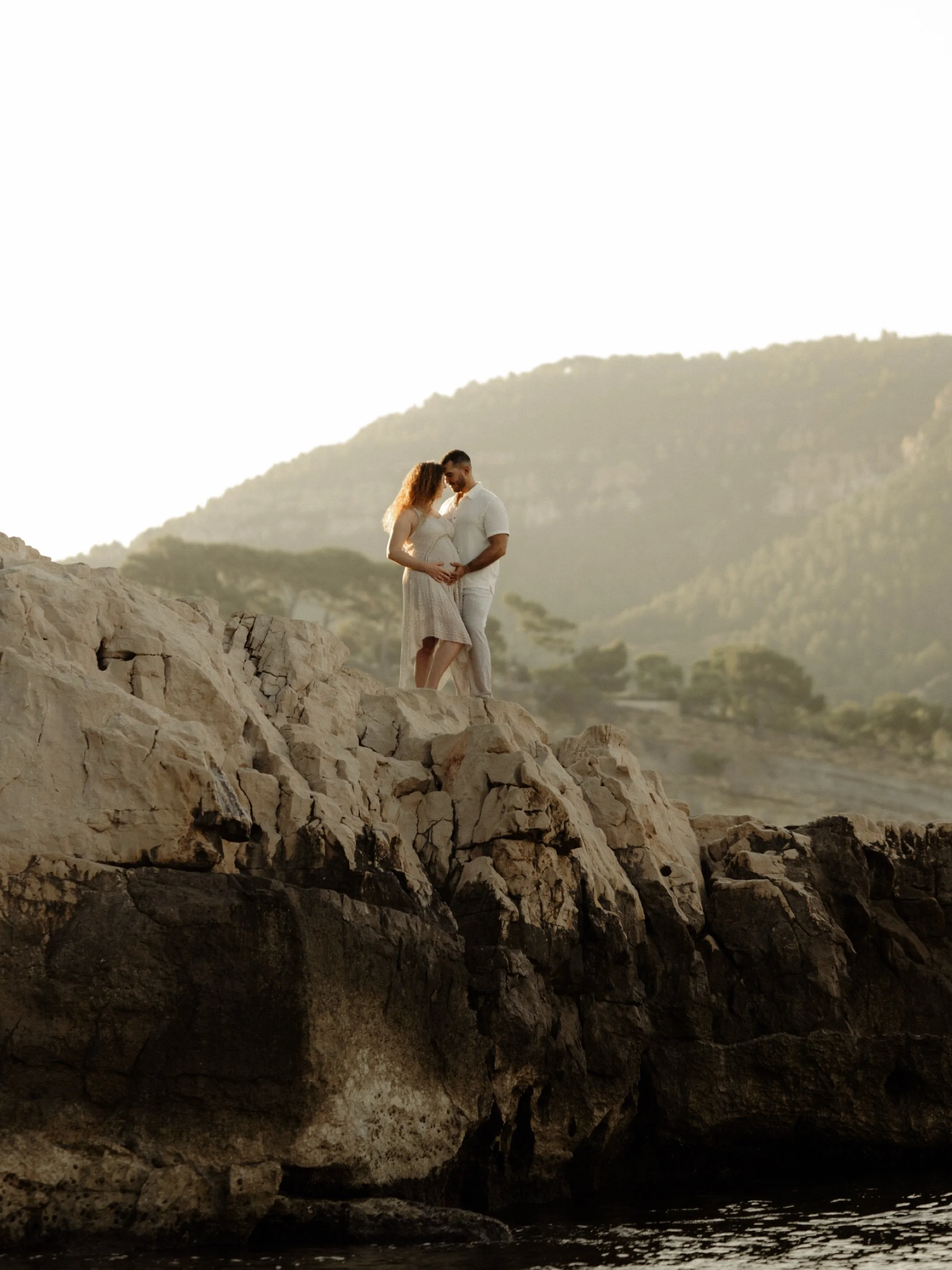 A quiet sunrise maternity shoot on the rocky shores of Cassis, South of France 🇫🇷 Worth every early morning alarm clock to capture this peaceful glow.

Setting a 5 AM alarm while on holiday is usually a hard pass for me... but for this light in Cas
