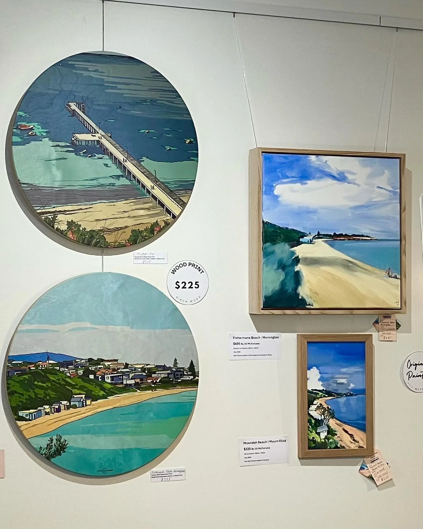 Circular Wood Prints of Fisherman&rsquo;s Beach Mornington and Flinders Pier alongside original paintings of Fisherman&rsquo;s Beach and Moondah Beach Mount Eliza @artisans_alley_mornington  A lovely little group 😊❤️ #colourmeadow #jillmcfarlaneart 