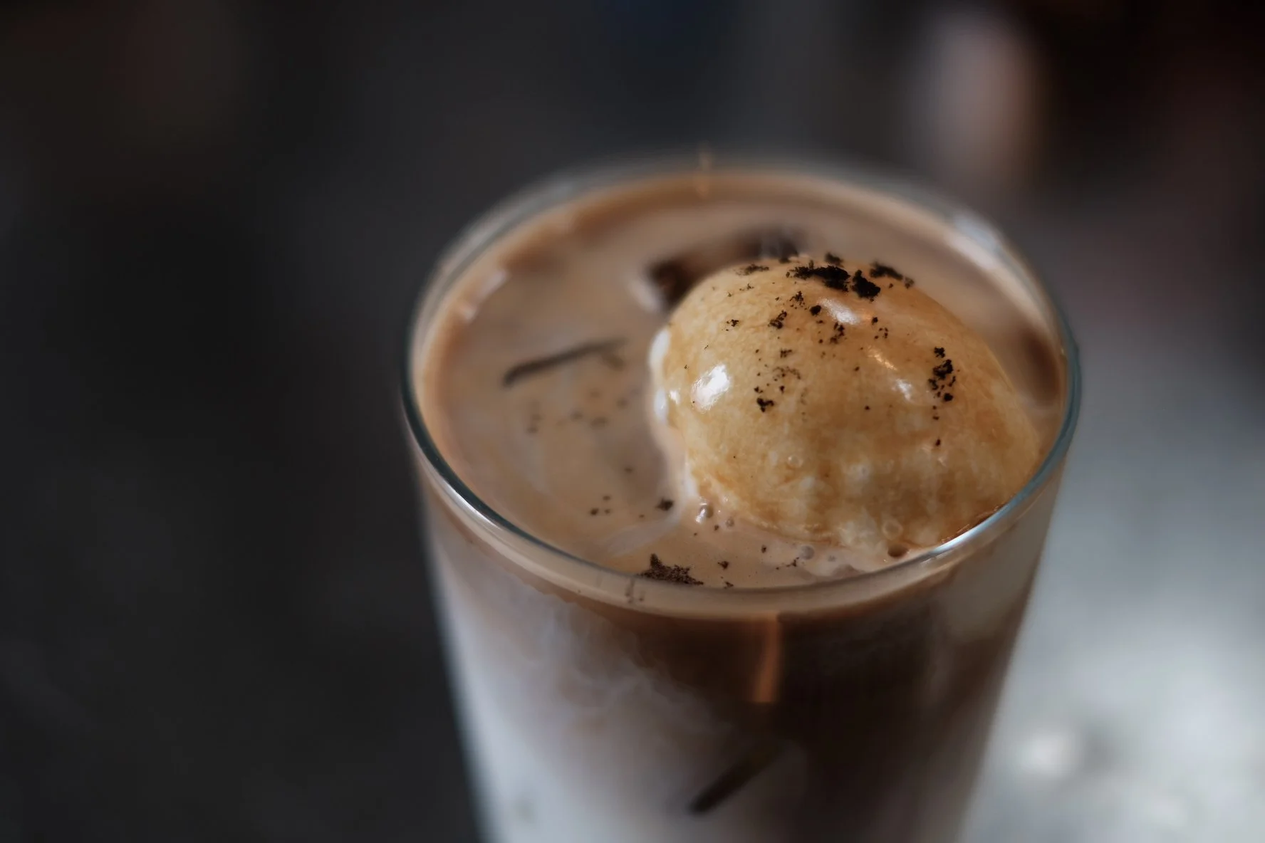 アイスクリームをトッピングしたコーヒードリンクのアップ写真