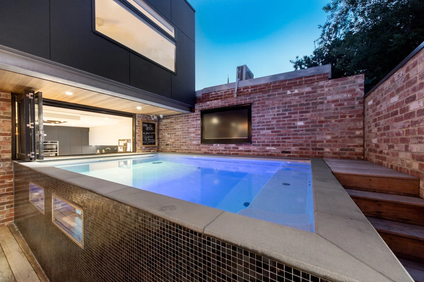 Plunge 5.0 Self-cleaning saltwater pool