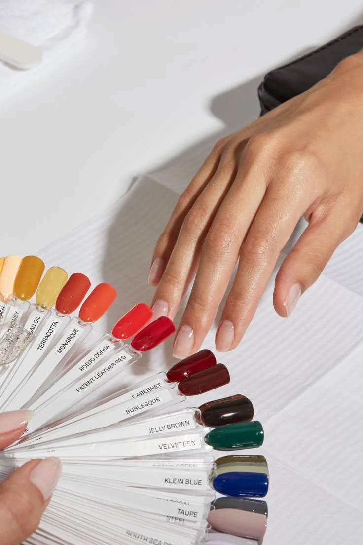 手とネイルカラーの見本サンプルが並べられている