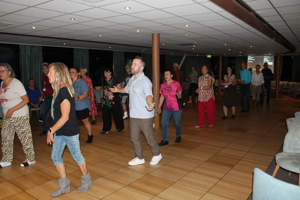 Menschen, die in einem Veranstaltungsraum tanzen und Spaß haben.