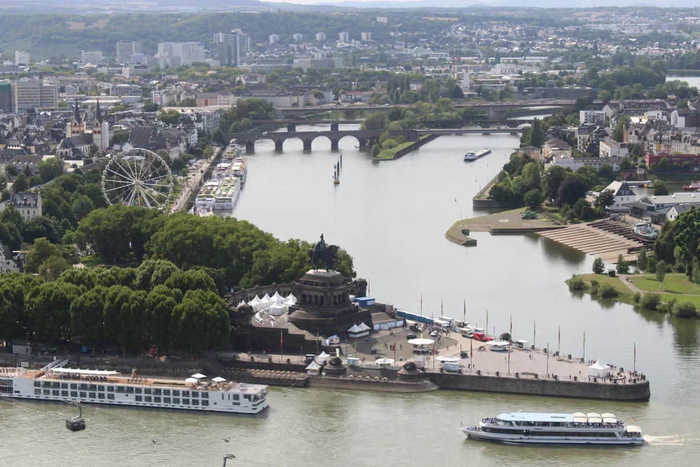 Luftaufnahme von Köln, Deutschland, mit dem Rhein, dem Dom, einem Riesenrad, Booten und Brücken.