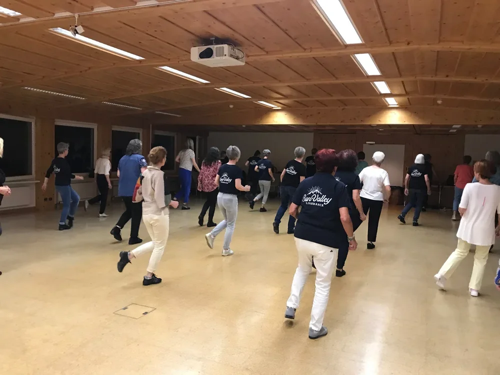 Gruppentanz im Tonstudio mit älteren Menschen auf der Tanzfläche.