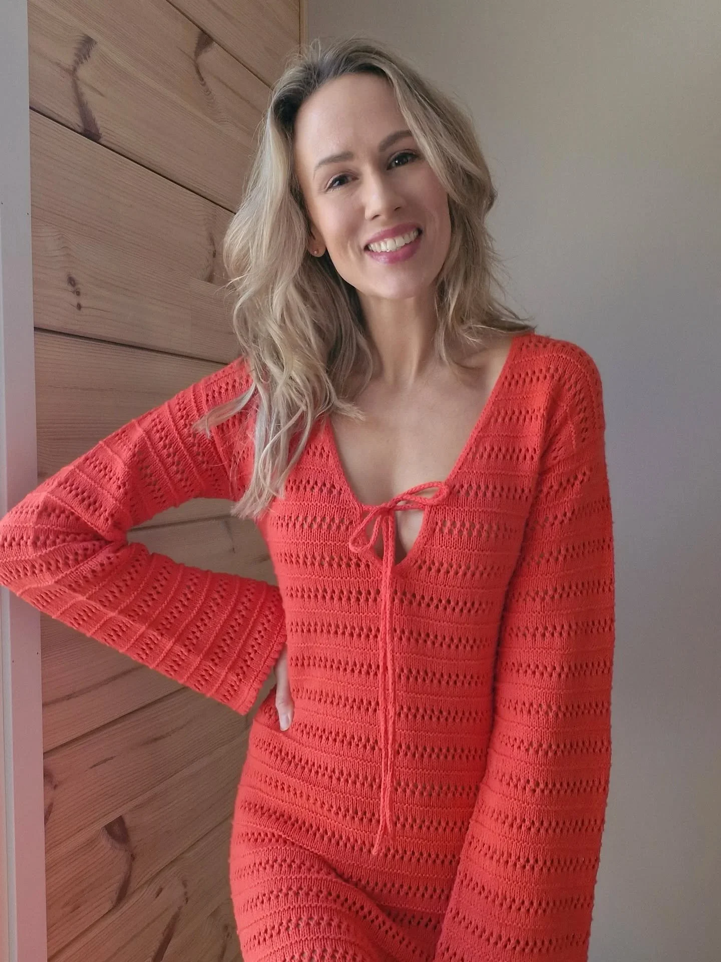 Emma-mekko sai ny&ouml;rit! 😍

P&auml;&auml;tin eilen neuloa omaan punaiseen Emma-mekkoon ny&ouml;rit somistamaan syv&auml;&auml; v-p&auml;&auml;ntiet&auml;. 😍 T&auml;m&auml; mekko tuntuu nyt niin omalta ja odotan ilolla kaikkia niit&auml; hetki&au