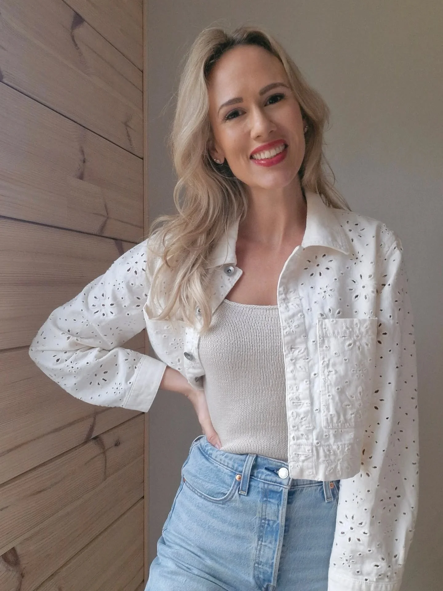 Lily on tulossa huomenna! 😍

Sain ilokseni tehd&auml; yhteisty&ouml;n @yhteishyva kanssa ja suunnitella teid&auml;n kaikkien saataville, ilmaisen ohjeen Lily-neuletoppiin! 😍

T&auml;m&auml; u-aukkoinen neuletoppi on t&auml;ydellinen kes&auml;toppi 