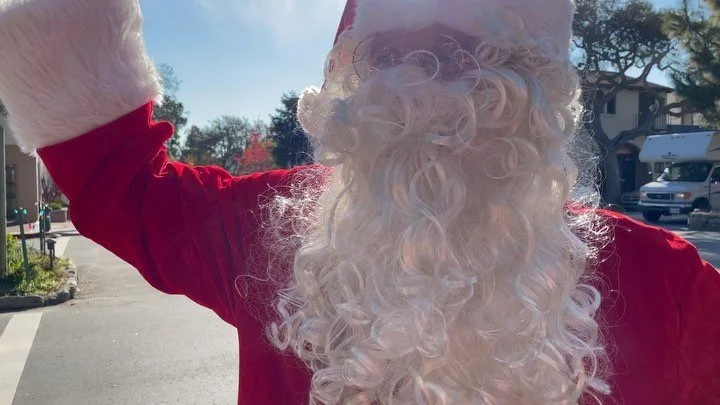 The Carmel Bach Festival choral and carolers make magic in Carmel-by-the-Sea. 🎅🏼🎅🏼🎅🏼🎅🏼🎅🏼🎅🏼🎅🏼 #carmelbachfestival  #tiffanyandco #carmelbythesea #music #carolofthebells #classicalmusic