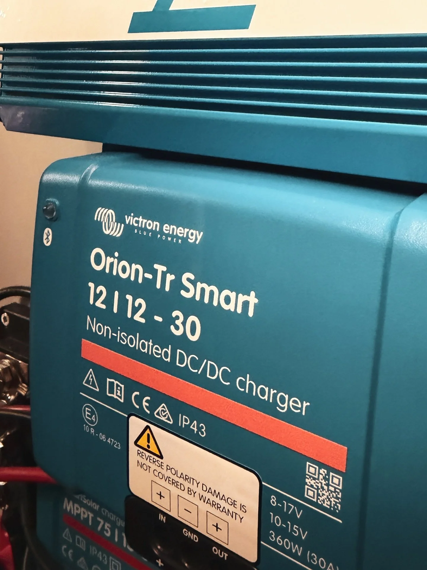 Neuer Laderegler und Wechselrichter angeschlossen ⚡️
Somit wird die Batterie w&auml;hrend der Fahrt mit 30 Ampere geladen und angekommen am Stellplatz kann der gespeicherte Strom genutzt werden.