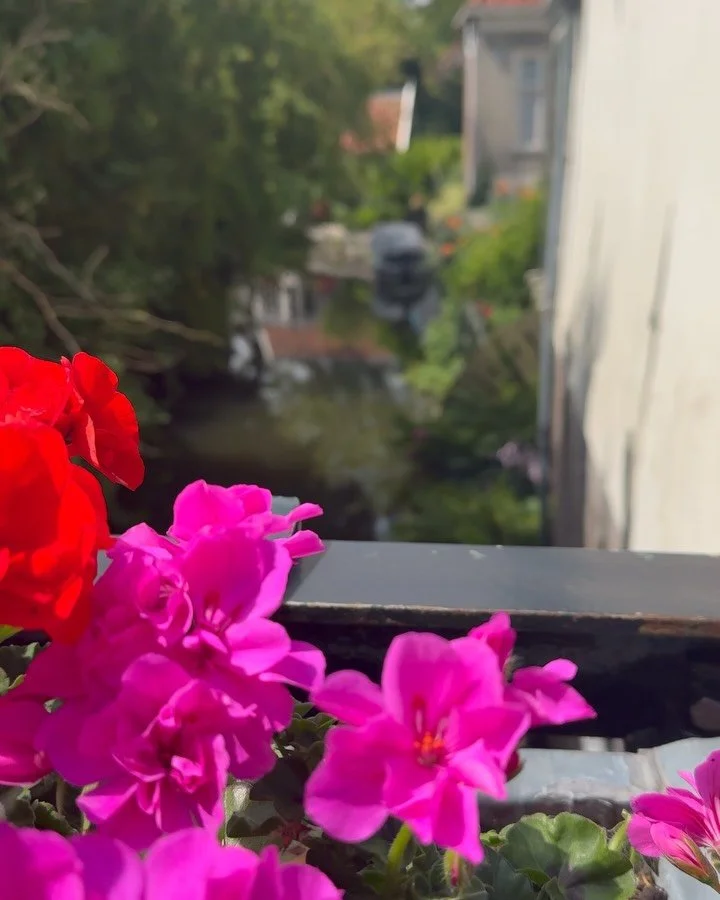 It&rsquo;s happening &hearts;️🫣 creating this post as our current flat is upside down as we pack, to move to our little canal apartment on the historic canal belt in Amsterdam ✨ another tick on my 2025 vision board.

Excited for the best chapter yet