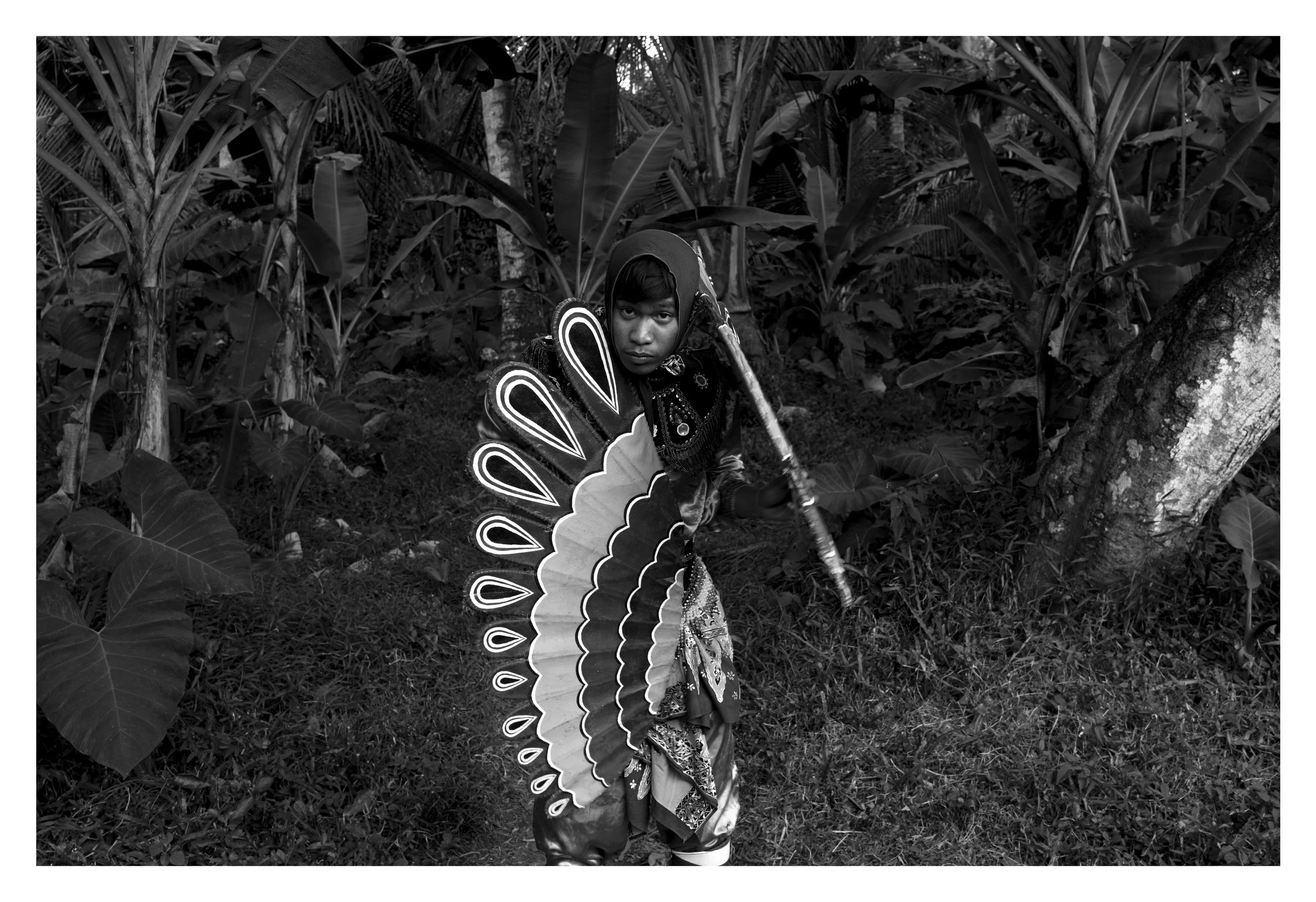 Kemiren, Java Est, août 2025 -
Portrait posé d’un danseur Garuda, réalisé juste avant une cérémonie de mariage. Cette figure
mythologique symbolise protection, noblesse et équilibre spirituel dans la culture Osing dans la région de Banyuwangi.