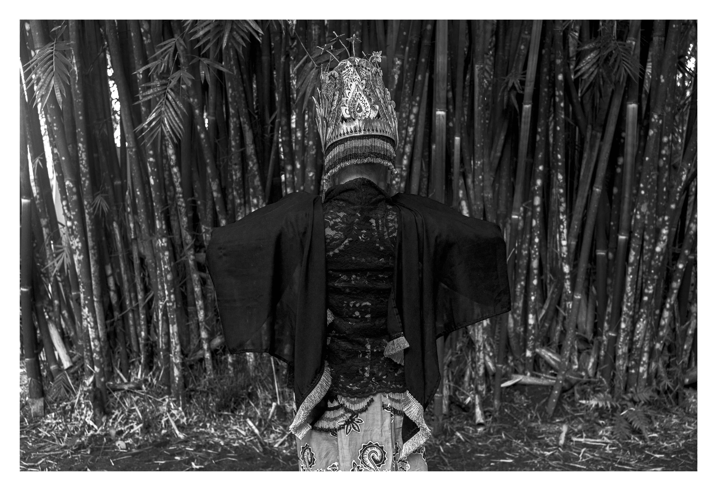 Banyuwangi, Java Est, août 2025 -
Avant le rituel Meras Gandrung, marquant l’entrée de cette danseuse dans la sphère
professionnelle de la tradition Gandrung. Entre retrait et exposition, la danseuse se tient au seuil du rituel, dans un moment de ten