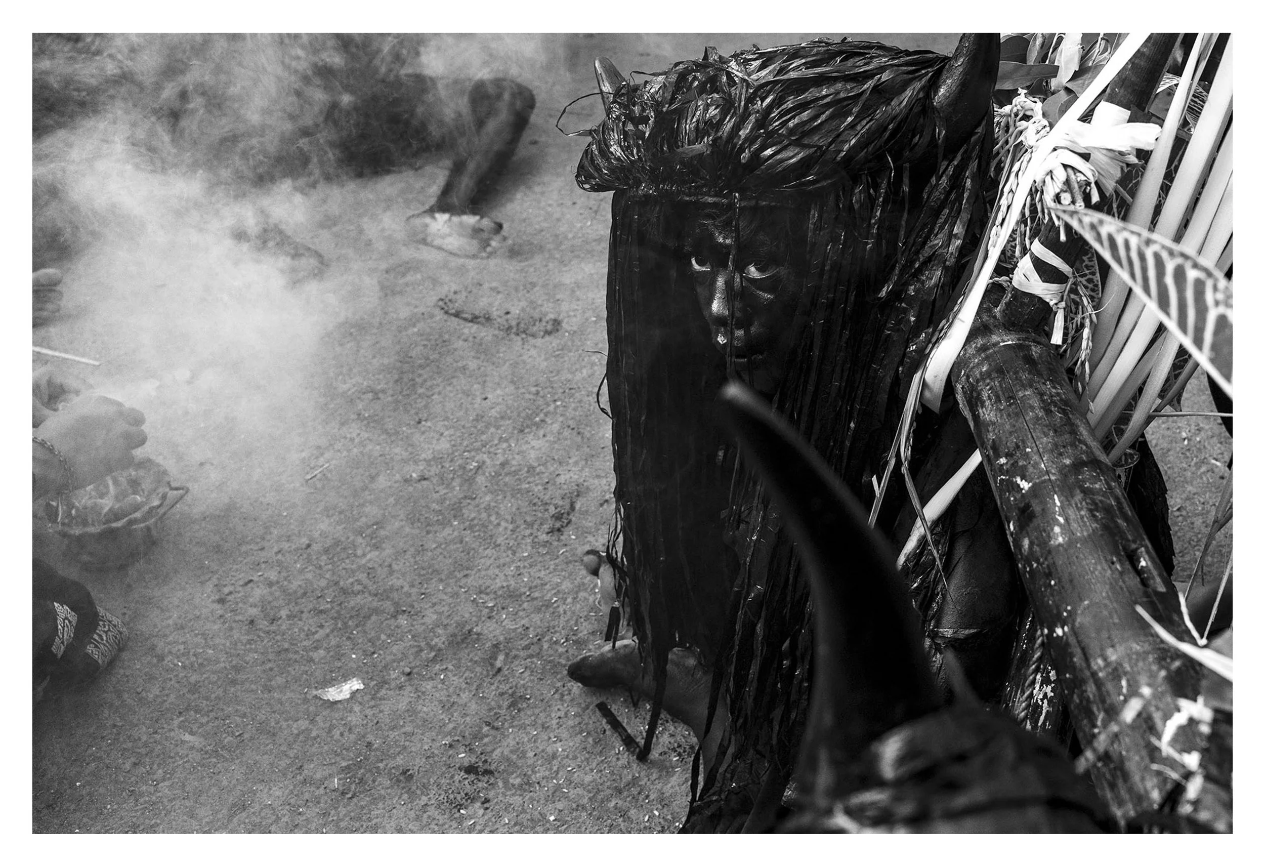 Banyuwangi, Java Est, août 2025 -
Danseur au cœur de la fumée lors d’un rituel de Kebo-keboan, tradition agraire centrée sur la figure du buffle, symbole de fertilité et de protection des récoltes. La saturation sensorielle provoquée par la fumée et 