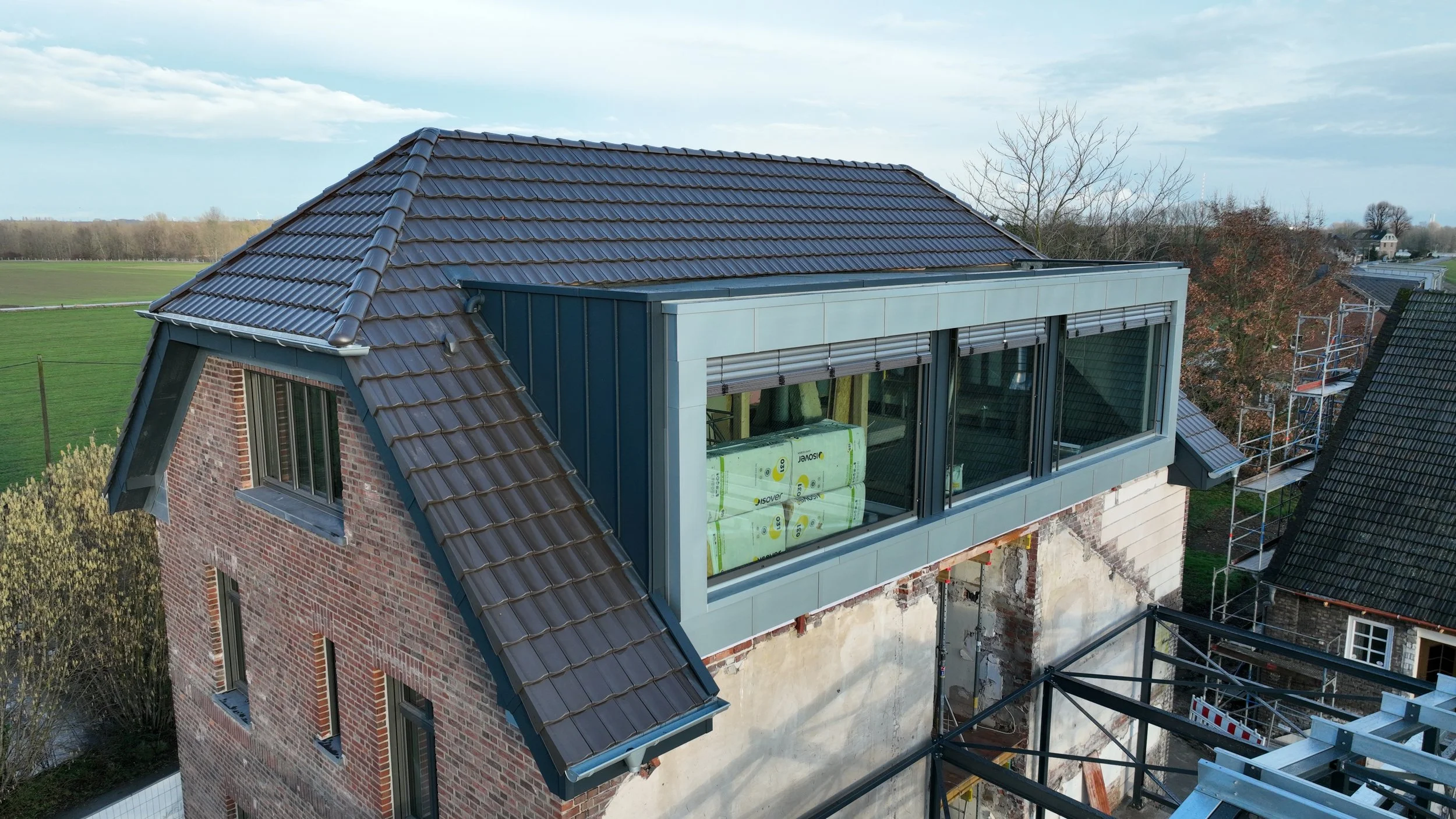 Dachsanierung mit Wohnraumerweiterung durch moderne Gaube. 