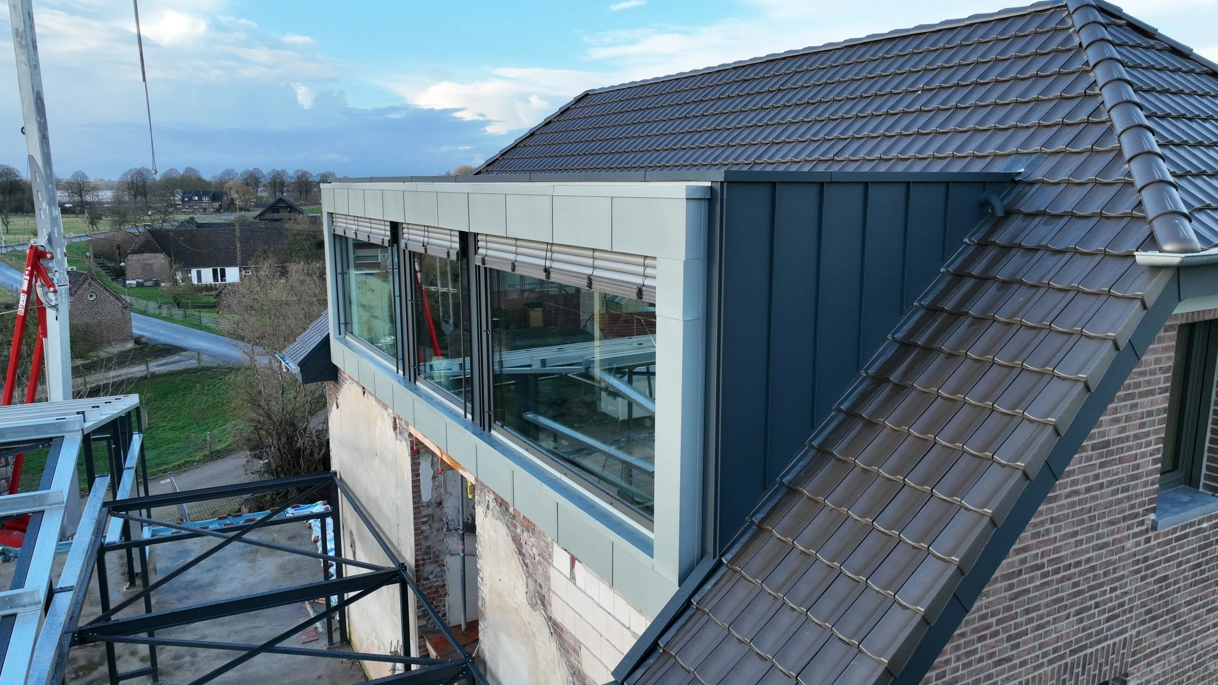 Bau einer modernen Gaube mit großen Glasfenstern. Dachsanierung.