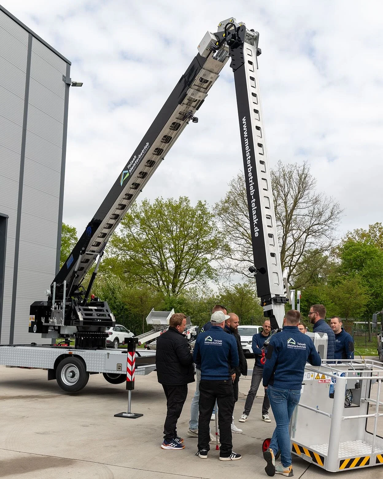 wir sind m&auml;chtig stolz und haben es noch nicht ganz realisiert. am Mittwoch haben wir unseren ersten eigenen Kran von @klaas_alukranbau abgeholt. vielen lieben Dank @klaas.west f&uuml;r das angenehme Treffen, die kulinarische Versorgung und eine
