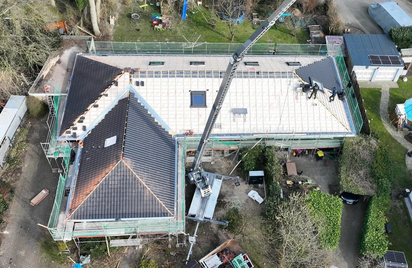die energetische Dachsanierung ist in vollem Gange. 

#meisterbetriebtelaak #energetischedachsanierung #dachdeckerhandwerk #dachsanierung