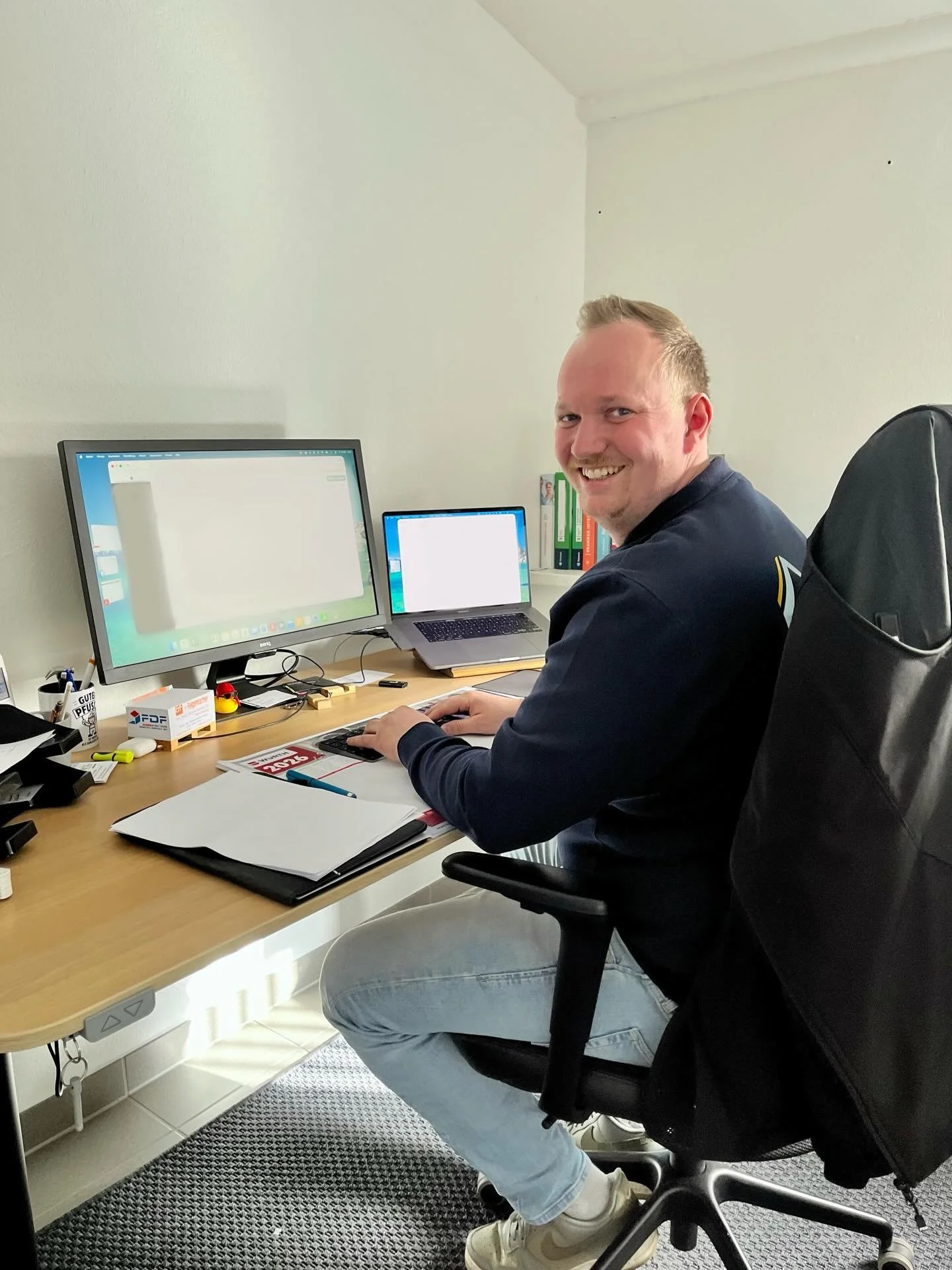 zuverl&auml;ssig und immer f&uuml;r einen Spa&szlig; zu haben. Wir freuen uns, euch Nikolai vorstellen zu d&uuml;rfen. Seit Anfang des Jahres bereichert er unser Team im B&uuml;ro. 

herzlich Willkommen!

#meisterbetriebtelaak #dachdeckerhandwerk