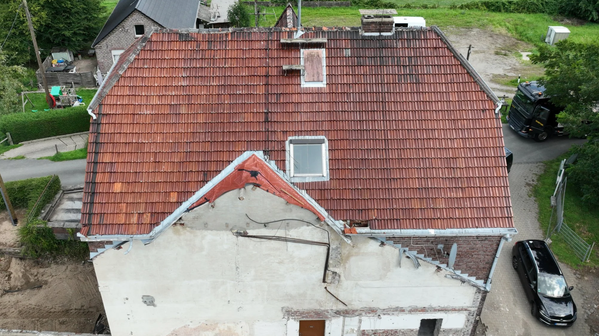 Drohnenaufnahme zeigt ein Haus vor der Dachsanierung.