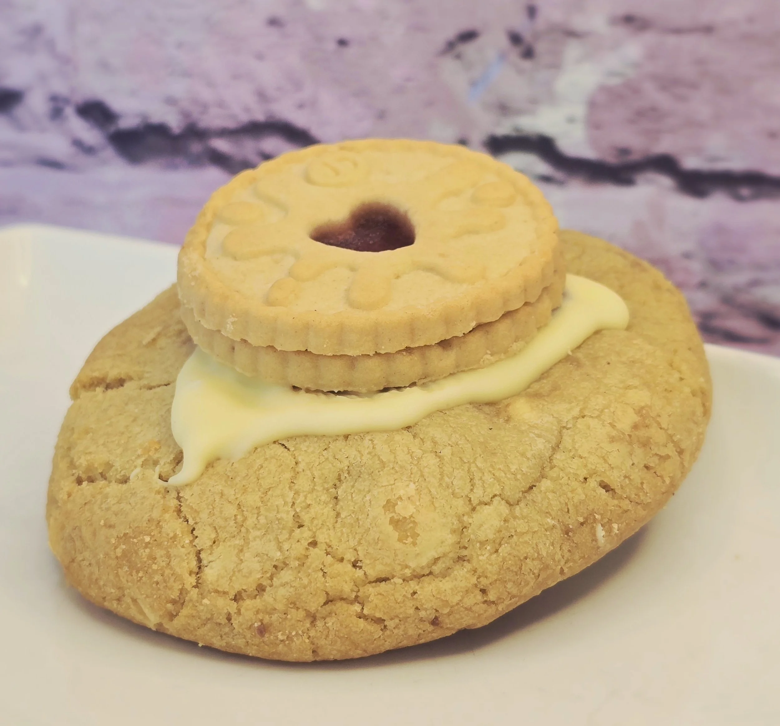 Jammie Dodger Stuffed cookie