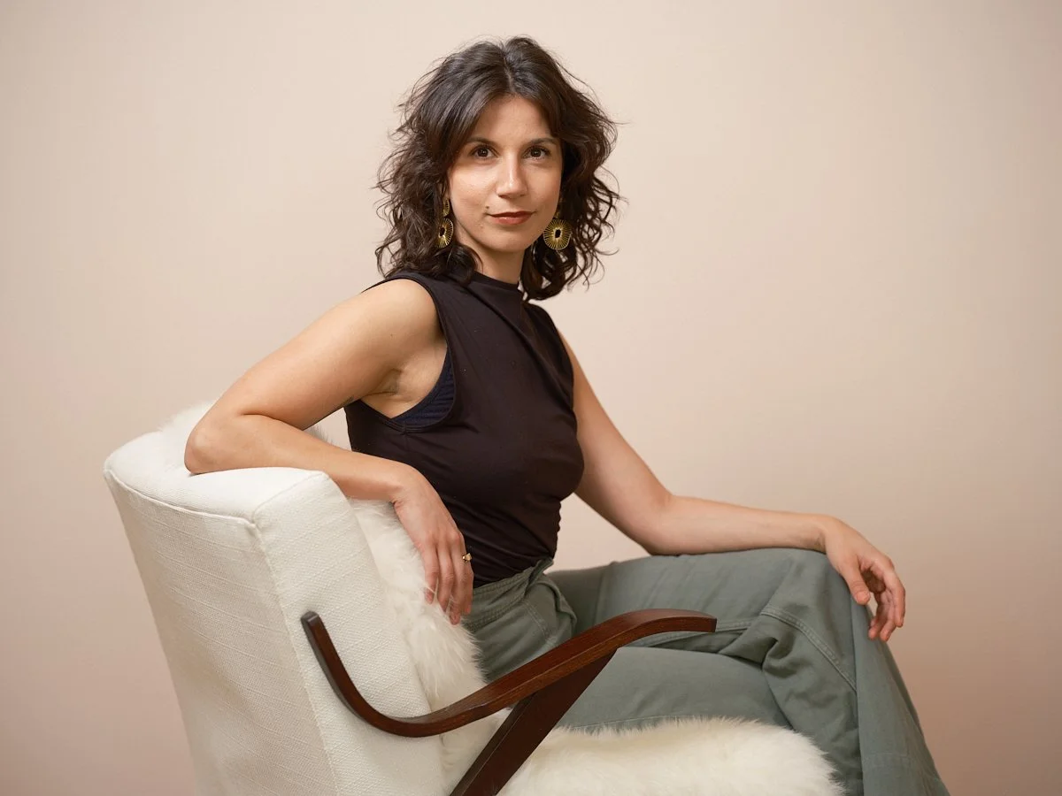 Psychotherapeutin in gemütlichem Therapieraum in Wien – Einzeltherapie für Erwachsene mit empathischer Begleitung.