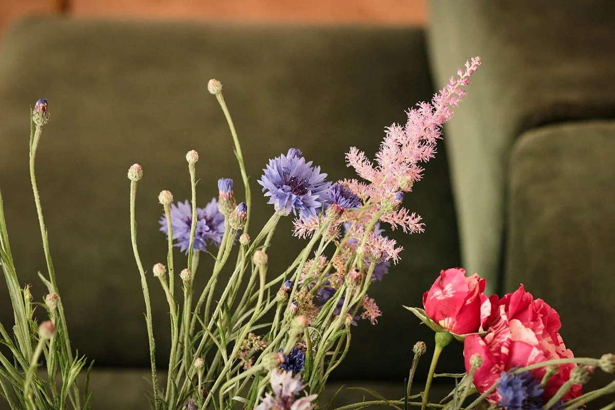 Blumenarrangement in der Praxis – natürliche, wertschätzende Umgebung für therapeutische Gespräche.