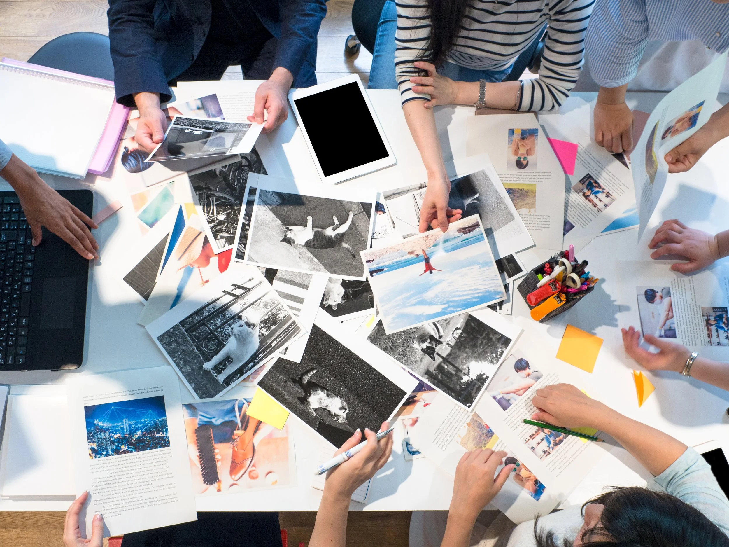 Groupe de personnes autour d'une table, en train de réaliser un tableau de vision.