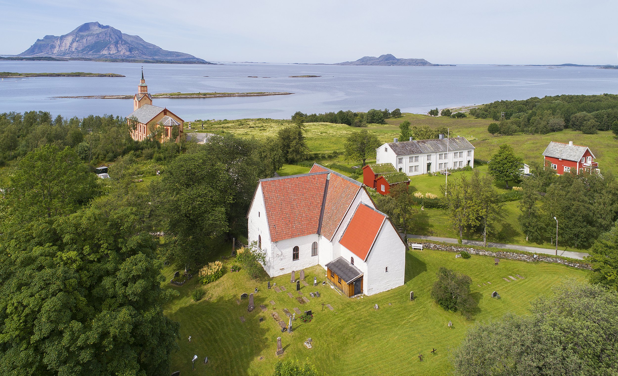 Fjell, sjø, ås, kirke og grastområder, øy og bygninger i Norge.