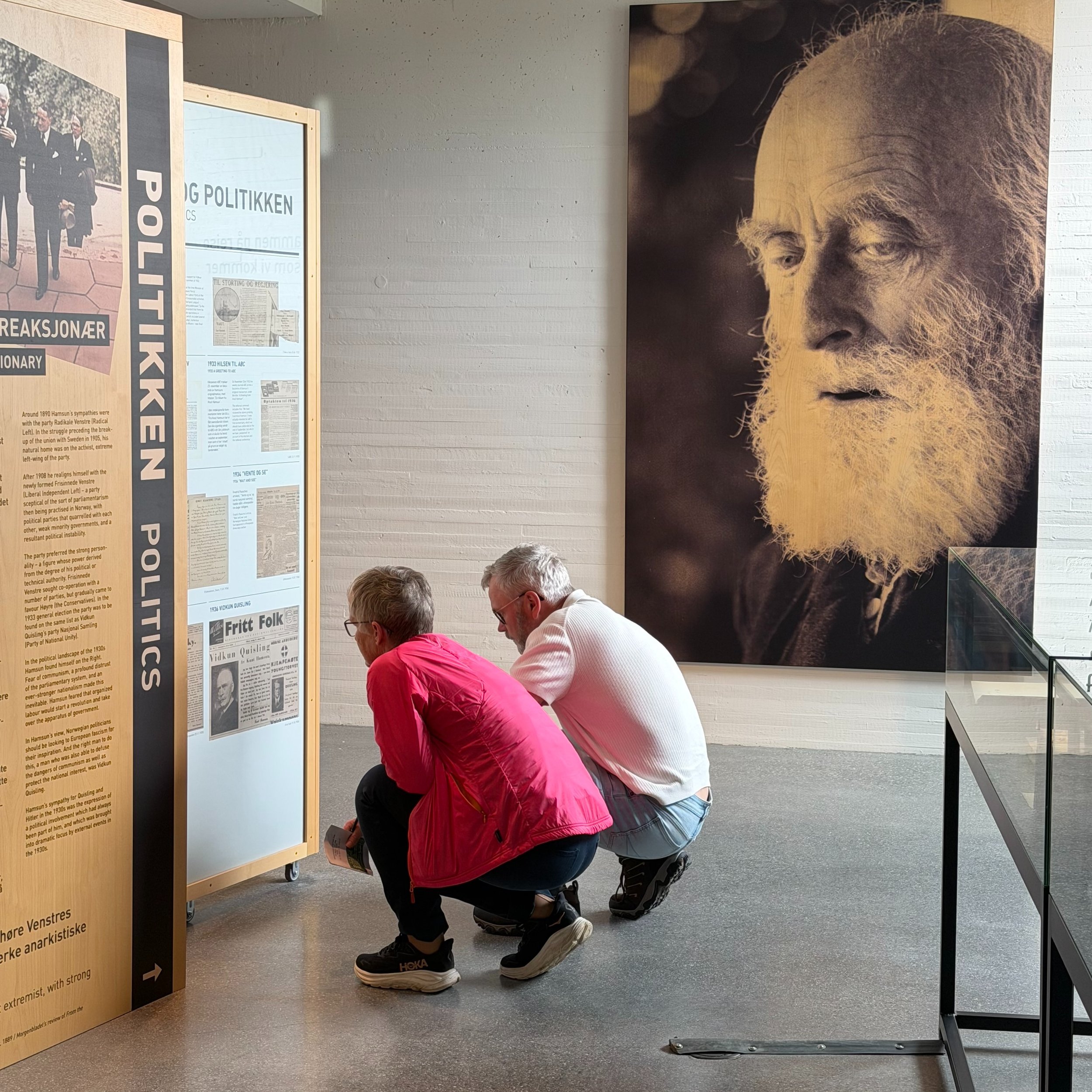 You will find five floors of different exhibitions at Hamsunsenteret. 

Journey trough the different floors and get to know Knut Hamsuns life as one of Norway's leading novelists.

Foto: Synne Haakenstuen