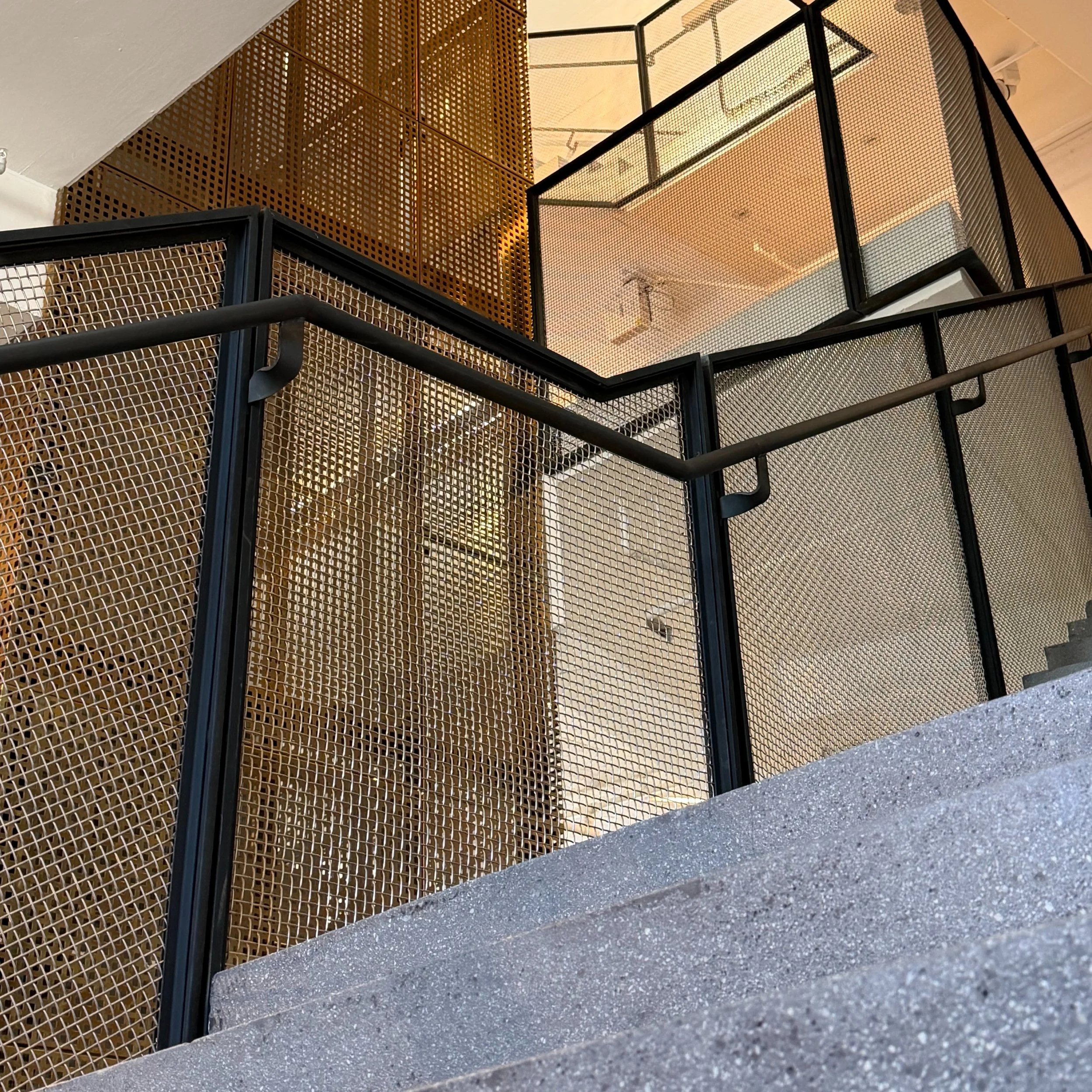 Arkitekten Steven Holl har designet Hamsunsenteret. Trappene slynger seg oppover i bygget og inviterer deg til &aring; bestige t&aring;rnet som en fjellklatrer. 

Messingheisen st&aring;r som en ryggrad midt i bygget klar til &aring; frakte deg mello